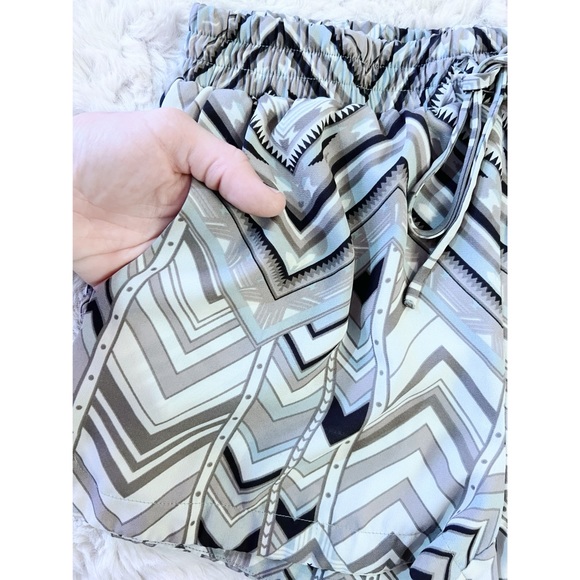 Great Condition | Forever 21 | Small | Geometric Pattern | Slip On Elastic Waist - Picture 5 of 8